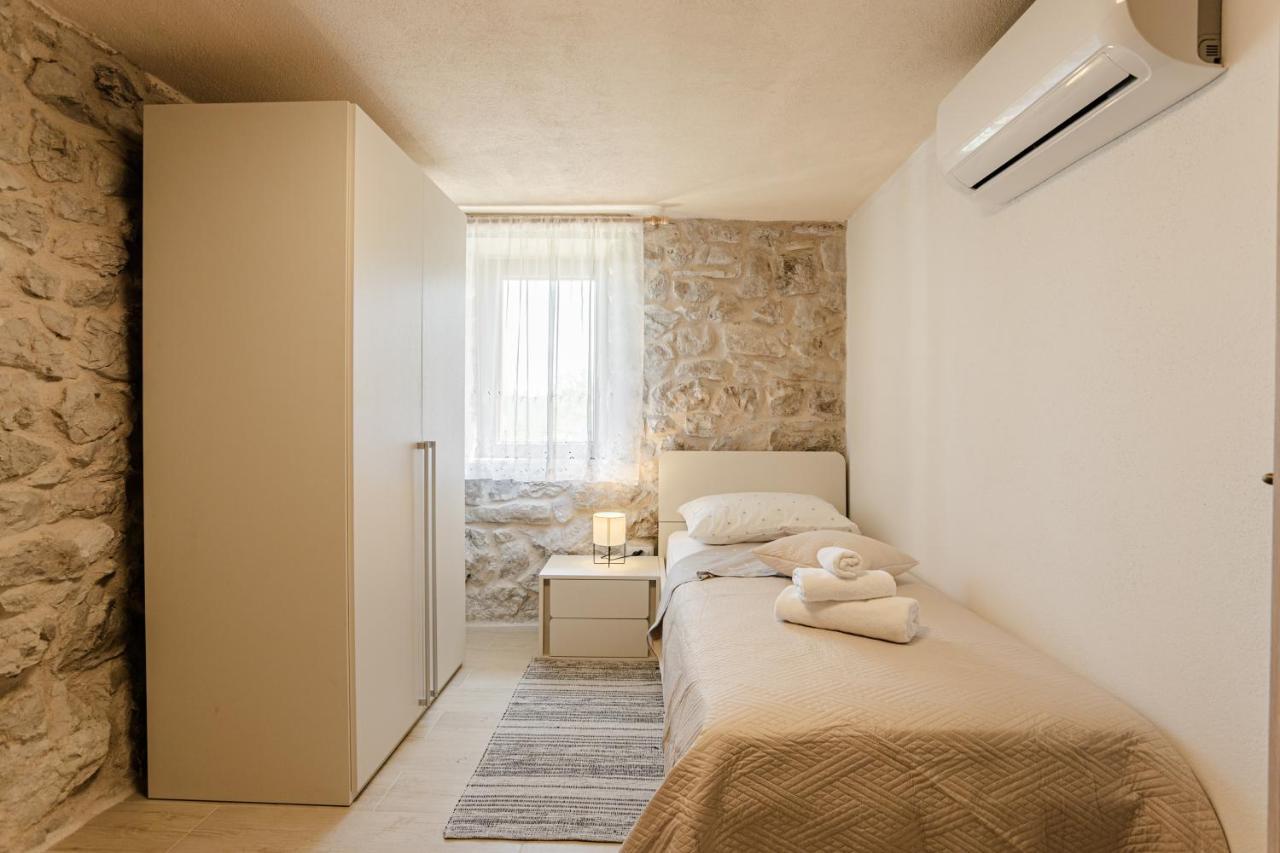 Patakun Holiday Home For 5, With Heated Pool Lecevica Luaran gambar