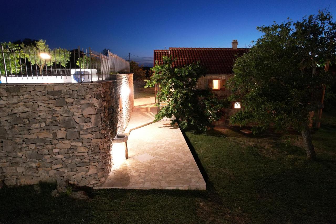 Patakun Holiday Home For 5, With Heated Pool Lecevica Luaran gambar